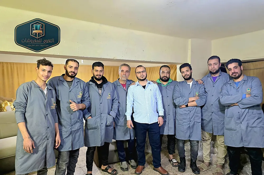 حرفي متخصص في تنجيد الأثاث بمؤسسة التقوى